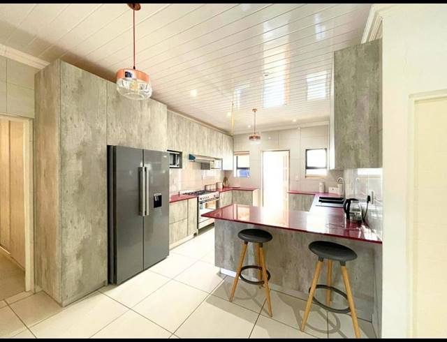 6 BEDROOM HOUSE FOR SALE IN CHATSWORTH